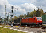 Die 185 162-5 (91 80 6185 162-5 D-DB) der DB Cargo Deutschland AG fährt am 30.04.2021 mit einem KLV-Zug durch Betzdorf/Sieg in Richtung Köln.