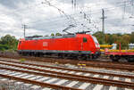 Die auch für die Schweiz zugelassene185 145-0 (91 80 6185 145-0 D-DB) der DB Cargo AG fährt am 04.09.2020, mit einem leeren gem. Güterzug, vom Rbf Koblenz-Lützel in südlicher Richtung los. Rechts rangiert die V90 – 294 764.6 mit einem Schienenzug. (Aufnahme aus dem DB Museum heraus).

Die TRAXX F140 AC wurde 2003 bei Bombardier in Kassel unter der Fabriknummer 33612 gebaut. Sie hat die Zulassungen für Deutschland und die Schweiz, man kann es auch an den vier DSA-200 Einholm-Stromabnehmer erkennen. Außen sind jeweils die für das Schweizernetz bestimmten Stromabnehmer mit einer Wippenbreiten von 1.450 mm (500 mm schmaleren) und innen die DB-Netz bestimmten mit einer Wippenbreiten von 1.950 mm.