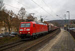 Die auch für die Schweiz zugelassene 185 144-3 (91 80 6185 143-3 D-DB) der DB Cargo fährt am 03.12.2021 mit einem sehr langen Coilzug durch den Bahnhof Kirchen(Sieg) in Richtung Köln.