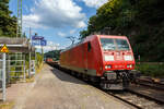 Die Schweiz taugliche 185 115-3 (91 80 6185 115-3 D-DB) der DB Cargo Deutschland AG fährt am 21 August 2025 mit einem gemischten Güterzug durch Scheuerfeld/Sieg in Richtung Köln.

Die TRAXX F140 AC1 wurde 2003 von der Bombardier Transportation GmbH in Kassel unter der Fabriknummer 33554 gebaut. Man kann es auch an den vier Stromabnehmern erkennen, die Lok hat die Zulassung für Deutschland und die Schweiz (D/CH).