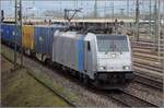 Der Traxx 2e MS 186 183 von Railpool fuhr bereits für die holländische Kombirail Europe, die tschechische Metrans, die belgische Staatsbahn und jetzt für Lineas.