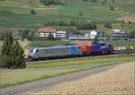Der Railpool-Traxx 187 003 überführt die Hybridlok Ama 832 Richtung Basel. Frick, Juli 2023.