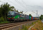 br-193/723204/deutsche-lok-aber-schweizer-mieter-und Deutsche Lok aber Schweizer Mieter und die Lok wird wohl auch durch die Schweiz fahren............
Die für die SBB Cargo International AG fahrende Siemens Vectron MS 193 257 (91 80 6193 257-3 D-ELOC) der ELL - European Locomotive Leasing fährt am 03.08.2020 mit einem KLV-Zug durch Bad Honnef in Richtung Norden.

Die Vectron MS wurde 2016 von Siemens Mobilitiy in München unter der Fabriknummer 22153 gebaut und an die ELL - European Locomotive Leasing geliefert, die sie an die SBB Cargo International AG vermietet hat. Diese Vectron Lokomotive ist als MS – Lokomotive (Multisystem-Variante) mit 6.400 kW konzipiert und zugelassen für Deutschland, Österreich, Schweiz, Italien und Niederlande, sie hat eine Höchstgeschwindigkeit von 200 km/h. So ist es möglich ohne Lokwechsel vom Mittelmeer die Nordseehäfen Rotterdam oder Hamburg an zu fahren.

Die Vectron MS hat folgende Leistungen:
Unter 15kV, 16,7Hz und 25kV, 50Hz Wechselstrom mit 6.400kW;
unter 3kV Gleichstrom mit 6.000kW sowie
unter 1,5kV Gleichstrom 3.500kW

Auf dem Dach der Lok befinden sich vier Einholmstromabnehmer
Position A Pantograf für AC 1.450 mm breit (für Schweiz)
Position B Pantograf für DC 1.450 mm breit (für Italien)
Position C Pantograf für DC 1.950 mm breit (für Niederlande)
Position D Pantograf für AC 1.950 mm breit (für Deutschland, Österreich), Position D ist hier im Bild hinten.
