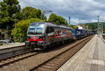 Die an die SBB Cargo International AG vermietete mit „XLoad“ ausgestattete 193 452  Helvetia  (91 80 6193 452-0 D-SIEAG) der SüdLeasing GmbH, Stuttgart (eingestellt in Deutschland durch Siemens) fährt am 17 Juli 2025 mit einem KLV-Zug, durch Kirchen (Sieg) in Richtung Köln.

Die Multisystemlokomotive Siemens Vectron MS wurde 2024 von Siemens Mobilitiy in München-Allach unter der Fabriknummer 23637 gebaut. Sie wurde in der Variante A40-1a ausgeführt und hat so die Zulassung für Deutschland, Österreich, die Schweiz, Italien, die Niederlande und Belgien (D / A / CH / I / NL / B). Sie verfügt über eine Leistung von 6,4 MW (160 km/h) und ist neben den nationalen Zugsicherungssystemen mit dem Europäischen Zugsicherungssystem (ETCS BL3) ausgestattet. Zudem ist sie mit der neuen Ausrüstungspaket XLoad ausgestattet. 

Das neue XLoad Ausrüstungspaket für Vectron:
XLoad ist ein Ausrüstungspaket für Vectron, welches künftig mitbestellt, aber auch bei bereits ausgelieferten Vectron Loks nachgerüstet werden kann. Das Feature verbessert die Reibwertausnutzung und ermöglicht dadurch höhere Anhängelasten. Zudem reduzieren die Fahreigenschaften, die das Feature bewirken, den Verschleiß von Rad und Schiene.

Aktuell sind die Schweizer Vectron-Lokomotiven (SBB Cargo und BLS Cargo) in der Regel in Doppeltraktion unterwegs. Die Steigungen und Rampen der Schweizer Berge sind vor allem bei schlechten Witterungsbedingungen nicht ohne. Eine Lokomotive muss auch bei geringerem Schlupf genügend Traktion auf die Schienen bringen, um alle Güter sicher und zuverlässig ans Ziel zu bringen. Ein effizienter Weg aus dieser «Misere» ist die für Vectron entwickelte Zusatz-Funktion «XLoad». Den erfolgreichen Beweis trat eine SIEMENS Testlokomotive im Frühjahr 2022 bei der SBB Cargo International und bei der BLS Cargo eindrücklich an. 

Für SBB Cargo International bewies die Test-Lokomotive am Bözberg und für BLS Cargo an der Nordrampe des Lötschbergs ihre enorme Zugkraft. 
Vectron meisterte im Frühjahr 2022 die lange 12‰-Steigung des Bözbergs mit einer Anhängerlast von 2.000 Tonnen bravourös. Bei den nächtlichen Testfahrten zeigte sich eindrücklich die enorme Zugkraft der Lokomotive. 

Am Lötschberg wurden bei der BLS Cargo steigungsmäßig noch ein paar Promille draufgepackt. Mit 1.020 Tonnen im Gepäck bewältigte die Vectron-Lokomotive mit XLoad-Feature die 27‰-Steigung der Nordrampe ebenfalls meisterlich. Und auch diverse Anfahrtsversuche absolvierte der mit dem XLoad-Feature aufgerüstete Vectron problemlos. So bestellte die SüdLeasing GmbH (Stuttgart) im Auftrag der SBB Cargo International jüngst 20 Vectron Lokomotiven mit XLoad bei SIEMENS.
