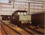 Die DB 194 182-2 verlässt den Bahnhof Basel SBB. 

Analogbild, vom September 1983