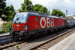 Die ÖBB 1293 190-5 (91 81 1293 190-5 A-ÖBB), eine Siemens Vectron MS (X4E) der Variante A60 (Länderpaket) fährt am 04 Juli 2024 mit einem gedeckten Güterzug (Schiebewandwagen) durch Kirchen(Sieg) in Richtung Köln.

Die Siemens Vectron MS / X4E wurde 2020 von Siemens in München-Allach unter der Fabriknummer 22839 und an die ÖBB - Österreichische Bundesbahnen (ÖBB-Produktion GmbH) geliefert. Sie ist in der Variante A60 auf geführt und hat so die Zulassungen für A / D / CZ / PL / SK / H / RO / BG / HR /SRB / NL / B, wobei noch einige Länder noch durchgestrichen sind. Von der Variante A60 hat die ÖBB 2019 insgesamt 28 Loks (1293 173 bis 1293 200) abgerufen.

Ende Januar 2017 unterzeichneten die Österreichischen Bundesbahnen und Siemens Mobility einen Rahmenvertrag über bis zu 200 Lokomotiven, wovon die ersten 30 Mehrsystem-Vectron direkt zum Gesamtpreis von 120 Mio. Euro abgerufen wurden.

Die Siemens Vectron weisen im Betrieb mit Wechselspannung eine Leistung von 6.400 kW, mit Gleichspannung 6.000 kW, auf und haben eine Masse von bis zu 90 Tonnen, die auf vier Achsen verteilt eine Achslast von 22,5 Tonnen ergibt. Aufgrund der überwiegenden Verwendung im Güterverkehr sind die Lokomotiven zunächst für 160 km/h zugelassen. Zur Verbesserung der Laufeigenschaften auf kurvenreichen Strecken wurden die Lokomotiven mit aktiven Drehdämpfern ausgerüstet

TECHNISCHE DATEN:
Spurweite: 1.435 mm (Normalspur)
Achsformel: Bo’Bo’
Länge über Puffer: 18.980 mm
Breite (über Handstangen): 3.012 mm
Höhe (Panto abgesenkt): 4.248 mm
Begrenzungslinie: UIC 505-1
Drehzapfenabstand: 9.500 mm
Achsabstand in Drehgestell: 3.000 mm
Raddurchmesser: 1.250 mm (neu) / 1.160 mm (abgenutzt)
Dienstgewicht: 90 t
Max. Radsatzlast : 22,5 t
Meterlast: 4.742 kg
Höchstgeschwindigkeit: 160km/h
Antriebsleistung: 6.400 kW (AC) / 6.000 kW (DC)
Anfahrzugkraft: 340 kN
Kleinster bef. Halbmesser: 80 m
Stromsysteme: 15kV/16,7Hz; 25kV/50Hz; 3kV DC (1,5kV DC)
Antriebsart: IGBT Stromrichter und Drehstrom Fahrmotore mit
Antrieb: Ritzelhohlwellenantrieb
Bremsbauart: KE-GPR-E m Z, (D), ep. Dynamisches Bremssystem Elektrodynamische Hochleistungs-Rückspeisebremse, für DC Netze zusätzlich Widerstandsbremse
Leistung der dynamischen Bremse: 6.400 kW (AC) / 6.000 kW (DC), Leistung der Widerstandsbremse: 2.600 kW (DC)
E-Bremskraft der dynamischen Bremse: 150 / 240 kN
Federspeicherbremse 45 / 50: 60 kN
Zugheizung: 900 kVA
Betriebliche Daten:
Zugbeeinflussungssysteme: Alstom IVC ETCS L1-2 + SCMT; LZB 80/E, PZB 90; MIREL VZ1; SHP
Sicherheitsfahrschaltung: Zeit-Zeit Impuls-SiFa
Zugfunk: GSM-R Dual Mesa 23 SW 4.9.3, Analogbetrieb 450 MHz gemäß UIC 751-3, GSM-R gemäß EIRENE FRS 7, SRS 15
Fern- und Vielfachsteuerung: UIC-WTB nach ÖBB Fernsteuerkonzept, ZMS-ZDS-ZWS

Quellen: ÖBB-Produktion GmbH, Siemens und wikipedia