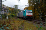 Die an die Crossrail Benelux N.V. (100% Tochterder BLS Cargo AG) vermietete E 186 220 (91 88 7186 211-9 B-ATLU) der Alpha Trains Belgium, ex COBRA 2819 (91 88 7186 211-9 B-B), fährt am 09 Oktober 2025 mit einem geschlossen Doppelstock- Autotransportzug der ARS Altmann AG (mit Wagen der Gattung Hccrrs), durch Kirchen/Sieg in Richtung Siegen.
Die Bombardier TRAXX F140 MS wurde 2008 von Bombardier Transportation in Kassel unter der Fabriknummer 34398 gebaut. Die Multisystemlokomotive hat die Zulassungen bzw. besitzt die Länderpakete für Deutschland, Österreich, die Niederlande und Belgien. (D/A/NL/B). In Deutschland, der Niederlande und in Belgien ist sie für eine Höchstgeschwindigkeit von 160 km/h zugelassen, in Österreich nur für 140 km/h.
Lebenslauf und Bezeichnungen der Lok:
•	Von 2008 bis 2010 NMBS /SNCB - Nationale Maatschappij der Belgische Spoorwegen / Société Nationale des Chemins de Fer Belges / Nationale Gesellschaft der Belgischen Eisenbahnen als 2819 (91 88 7186 211-9 B-B) bzw. Cobra 2819, später B Logistics NV/SA, ab LINEAS Group NV/SA. 
•	Seit Februar 2018 fährt sie als E 186 211 für die Crossrail Benelux N.V.
Die Traxx F140 MS gehört zur dritten Traxx-Generation, in Deutschland wird sie als Baureihe 186 bezeichnet. Es handelt sich dabei grob betrachtet um eine Weiterentwicklung der Traxx F140 MS2, also eine Viersystemlok für Wechsel- und Gleichstromsysteme mit 5.600 kW Nennleistung, die Drehgestelle und Antriebe wurden nochmals verbessert, so dass mit dem Tatzlagerantrieb erstmals eine reguläre Höchstgeschwindigkeit von 160 km/h erreicht werden kann. Auch die BR 186 ist mit verschiedenen Länderpaketen erhältlich. 
Geht man nach der Herstellerbezeichnung, handelt es sich bei der BR 186 um eine Güterzuglok, jedoch ist sie dank ihrer nachträglich für genehmigte Höchstgeschwindigkeit von 160 km/h auch für Einsätze im Personenverkehr geeignet. Trotz der Geschwindigkeitserhöhung hat die Baureihe die  140  in der Bezeichnung Traxx F140 behalten. In Polen und Österreich darf weiterhin nur bis zu 140 km/h schnell gefahren werden, diese Lok darf in auch nur 140 km/h fahren.
TECHNISCHE DATEN:
Spurweite: 1.435 mm (Normalspur)
Umgrenzungsprofil: UIC 505-1
Achsanordnung: Bo’Bo’
Länge über Puffer: 18.900 mm
Max. Breite des Lokkastens: 2.977 mm
Höhe über Stromabnehmer: 4.283 mm
Drehzapfenabstand: 10.440 mm
Achsabstand im Drehgestell: 2.600 mm
Treibraddurchmesser: 1.250 mm (neu) / 1.170 mm (abgenutzt)
Dienstgewicht: ca. 86 t (abhängig von Länderpaketen)
Radsatzlast: 21.5 t
Antriebssystem: Tatzlagerantrieb
Anzahl Fahrmotoren: 4 Asynchronmotoren (Typ BAZu 8871/4)
Dauerleistung: 5.600 kW (bei 15/25 kV AC und 3 kV DC) / 4.000 kW (bei 1,5 kV)
Die Dauerleistung konnte nach einem Software-Update von ursprünglich 4.200 kW auf 5.600 kW erhöht werden.
Anfahrzugkraft: 300 kN
Dauerzugkraft: 258 kN bei 78 km/h (265 KN bis 57 Km/h)
zul. Höchstgeschwindigkeit in A: 140 km/h
zul. Höchstgeschwindigkeit in B, NL und D: 160 km/h
Netzspannungen: 25 kV AC 50 Hz, 15 kV AC 16,7 Hz, 3 kV und 1,5 kV DC
Elektrische Bremse: bei (15/25 kV) Wechselstrom 5.6 MW am Rad (mit Stromrückgewinnung), bei 1,5/3 kV Gleichstrom 2.6 MW am Rad (mit Stromrückgewinnung oder als Widerstandsbremse, je nach Hauptstrecke)
Bremskraft elektr. Bremse: 150 KN
Stromabnehmer Typ: DSA 200
Kleinster bef. Gleisbogen: R 100 m
Quellen: elektrolokarchiv.de, Alpha Trains, Akiem, LTE, Wikipedia und Anschriften
Stand/Überarbeitung: Oktober 2025 Die an die Crossrail Benelux N.V. (100% Tochterder BLS Cargo AG) vermietete E 186 220 (91 88 7186 211-9 B-ATLU) der Alpha Trains Belgium, ex COBRA 2819 (91 88 7186 211-9 B-B), fährt am 09 Oktober 2025 mit einem geschlossen Doppelstock- Autotransportzug der ARS Altmann AG (mit Wagen der Gattung Hccrrs), durch Kirchen/Sieg in Richtung Siegen.
Die Bombardier TRAXX F140 MS wurde 2008 von Bombardier Transportation in Kassel unter der Fabriknummer 34398 gebaut. Die Multisystemlokomotive hat die Zulassungen bzw. besitzt die Länderpakete für Deutschland, Österreich, die Niederlande und Belgien. (D/A/NL/B). In Deutschland, der Niederlande und in Belgien ist sie für eine Höchstgeschwindigkeit von 160 km/h zugelassen, in Österreich nur für 140 km/h.
Lebenslauf und Bezeichnungen der Lok:
•	Von 2008 bis 2010 NMBS /SNCB - Nationale Maatschappij der Belgische Spoorwegen / Société Nationale des Chemins de Fer Belges / Nationale Gesellschaft der Belgischen Eisenbahnen als 2819 (91 88 7186 211-9 B-B) bzw. Cobra 2819, später B Logistics NV/SA, ab LINEAS Group NV/SA. 
•	Seit Februar 2018 fährt sie als E 186 211 für die Crossrail Benelux N.V.
Die Traxx F140 MS gehört zur dritten Traxx-Generation, in Deutschland wird sie als Baureihe 186 bezeichnet. Es handelt sich dabei grob betrachtet um eine Weiterentwicklung der Traxx F140 MS2, also eine Viersystemlok für Wechsel- und Gleichstromsysteme mit 5.600 kW Nennleistung, die Drehgestelle und Antriebe wurden nochmals verbessert, so dass mit dem Tatzlagerantrieb erstmals eine reguläre Höchstgeschwindigkeit von 160 km/h erreicht werden kann. Auch die BR 186 ist mit verschiedenen Länderpaketen erhältlich. 
Geht man nach der Herstellerbezeichnung, handelt es sich bei der BR 186 um eine Güterzuglok, jedoch ist sie dank ihrer nachträglich für genehmigte Höchstgeschwindigkeit von 160 km/h auch für Einsätze im Personenverkehr geeignet. Trotz der Geschwindigkeitserhöhung hat die Baureihe die  140  in der Bezeichnung Traxx F140 behalten. In Polen und Österreich darf weiterhin nur bis zu 140 km/h schnell gefahren werden, diese Lok darf in auch nur 140 km/h fahren.
TECHNISCHE DATEN:
Spurweite: 1.435 mm (Normalspur)
Umgrenzungsprofil: UIC 505-1
Achsanordnung: Bo’Bo’
Länge über Puffer: 18.900 mm
Max. Breite des Lokkastens: 2.977 mm
Höhe über Stromabnehmer: 4.283 mm
Drehzapfenabstand: 10.440 mm
Achsabstand im Drehgestell: 2.600 mm
Treibraddurchmesser: 1.250 mm (neu) / 1.170 mm (abgenutzt)
Dienstgewicht: ca. 86 t (abhängig von Länderpaketen)
Radsatzlast: 21.5 t
Antriebssystem: Tatzlagerantrieb
Anzahl Fahrmotoren: 4 Asynchronmotoren (Typ BAZu 8871/4)
Dauerleistung: 5.600 kW (bei 15/25 kV AC und 3 kV DC) / 4.000 kW (bei 1,5 kV)
Die Dauerleistung konnte nach einem Software-Update von ursprünglich 4.200 kW auf 5.600 kW erhöht werden.
Anfahrzugkraft: 300 kN
Dauerzugkraft: 258 kN bei 78 km/h (265 KN bis 57 Km/h)
zul. Höchstgeschwindigkeit in A: 140 km/h
zul. Höchstgeschwindigkeit in B, NL und D: 160 km/h
Netzspannungen: 25 kV AC 50 Hz, 15 kV AC 16,7 Hz, 3 kV und 1,5 kV DC
Elektrische Bremse: bei (15/25 kV) Wechselstrom 5.6 MW am Rad (mit Stromrückgewinnung), bei 1,5/3 kV Gleichstrom 2.6 MW am Rad (mit Stromrückgewinnung oder als Widerstandsbremse, je nach Hauptstrecke)
Bremskraft elektr. Bremse: 150 KN
Stromabnehmer Typ: DSA 200
Kleinster bef. Gleisbogen: R 100 m
Quellen: elektrolokarchiv.de, Alpha Trains, Akiem, LTE, Wikipedia und Anschriften
Stand/Überarbeitung: Oktober 2025