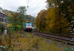 Die an die Crossrail Benelux N.V. (100% Tochterder BLS Cargo AG) vermietete E 186 220 (91 88 7186 211-9 B-ATLU) der Alpha Trains Belgium, ex COBRA 2819 (91 88 7186 211-9 B-B), fährt am 09 Oktober 2025 mit einem geschlossen Doppelstock- Autotransportzug der ARS Altmann AG (mit Wagen der Gattung Hccrrs), durch Kirchen/Sieg in Richtung Siegen.
Die Bombardier TRAXX F140 MS wurde 2008 von Bombardier Transportation in Kassel unter der Fabriknummer 34398 gebaut. Die Multisystemlokomotive hat die Zulassungen bzw. besitzt die Länderpakete für Deutschland, Österreich, die Niederlande und Belgien. (D/A/NL/B). In Deutschland, der Niederlande und in Belgien ist sie für eine Höchstgeschwindigkeit von 160 km/h zugelassen, in Österreich nur für 140 km/h. Die an die Crossrail Benelux N.V. (100% Tochterder BLS Cargo AG) vermietete E 186 220 (91 88 7186 211-9 B-ATLU) der Alpha Trains Belgium, ex COBRA 2819 (91 88 7186 211-9 B-B), fährt am 09 Oktober 2025 mit einem geschlossen Doppelstock- Autotransportzug der ARS Altmann AG (mit Wagen der Gattung Hccrrs), durch Kirchen/Sieg in Richtung Siegen.
Die Bombardier TRAXX F140 MS wurde 2008 von Bombardier Transportation in Kassel unter der Fabriknummer 34398 gebaut. Die Multisystemlokomotive hat die Zulassungen bzw. besitzt die Länderpakete für Deutschland, Österreich, die Niederlande und Belgien. (D/A/NL/B). In Deutschland, der Niederlande und in Belgien ist sie für eine Höchstgeschwindigkeit von 160 km/h zugelassen, in Österreich nur für 140 km/h.