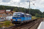 Die 383 021-3 „Napříč Evropou/Quer durch Europa“ (91 54 7383 021-3 CZ-CDC) der ČD Cargo a.s. (Praha/Prag) fährt am 21 August 2025, mit einem leeren Containertragwagenzug, durch Betzdorf/Sieg in Richtung Siegen.

Die Multisystemlokomotive Siemens Vectron MS wurde 2024 von Siemens Mobilitiy in München-Allach unter der Fabriknummer 23656 gebaut. Sie wurde in der Variante A54-5e ausgeführt und hat so die Zulassung für Tschechien, Deutschland, Österreich, Slowakei, Polen, Ungarn, die Niederlande und Belgien (CZ / D / A / B / NL / SK / H / PL). So besitzt die Vectron Variante MS A54 folgende Zugsicherungssysteme: ETCS BaseLine 3, sowie für Deutschland (PZB90 / LZB80 (CIR-ELKE I)), für Österreich (ETCS Level 1 mit Euroloop, ETCS Level 2, PZB90 / LZB80), für Polen (SHP), Slowakei und Tschechien (LS (Mirel)), Ungarn (ETCS Level 1, EVM (Mirel)), für die Niederlande (ETCS Level 1, ETCS Level 2, ATB-EGvV) und für Belgien (ETCS L1, ETCS L2, TBL1+).