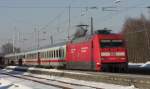 101 135-2 beim Halt im Bahnhof von Prien am 16.