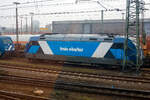 Die 101 128-7 / TCS 103002 (91 80 6101 128-7 D-TCS) der TCS - Train Charter Services B.V., 's-Hertogenbosch (Niederlande) ist am 21 Januar 2025 beim Hbf Münster (Westfalen) abgestellt, die ich aus einem fahrenden IC heraus, leider mit Mast, ablichten konnte.

Die Lok wurde 1998 von ADtranz (ABB Daimler-Benz Transportation GmbH) in Kassel unter der Fabriknummer 33238 gebaut und an die DB Fernverkehr geliefert. Zum 28. April 2023 wurde sie an die HTFS - HappyTrain Fleet Services B.V., Hendrik Ido Ambacht in die Niederlande verkauft, wo sie als HTFS 103002 bezeichnet wird, betrieben wird die Lok von TCS - Zugcharter Services B.V.,'s-Hertogenbosch.
