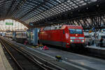 Die DB 101 005-7 (91 80 6101 005-7 D-DB) der DB Fernverkehr AG, fährt am 01 Juli 2025, mit dem EC 6 (Interlaken Ost - Bern - Basel SBB – Mannheim - Köln Hbf - Dortmund Hbf), mit über 2 Stunden Verspätung in den Hauptbahnhof Köln ein. Hinter der DB 101er sind SBB EuroCity-Wagen. Die EuroCity-Wagen (Apm EC und Bpm EC) der SBB sind zwar nach ähnlichen Prinzipien aufgebaut worden, werden aber in der Schweiz nicht als Einheitswagen bezeichnet. 

Die Lok wurde 1996 von ADtranz (ABB Daimler-Benz Transportation GmbH) in Kassel unter der Fabriknummer 33115 gebaut.
