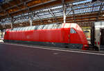 Nun hat die DB 101 090-9 (91 80 6101 090-9 D-DB) der DB Fernverkehr AG, den IC 2261 von Rostock Hbf über Lübeck Hbf nach Hamburg Hbf, am 23 April 2026 im Hauptbahnhof Lübeck übernommen und steht zur Abfahrt bereit. Hier im Hauptbahnhof Lübeck findet ein Fahrtrichtungswechsel statt, von Rostock bis hier hatte die DB 218 322-6 gezogen, da Bahnstrecke Lübeck–Bad Kleinen nicht elektrifiziert ist. 

Die 101er wurde 1998 von ADtranz (ABB Daimler-Benz Transportation GmbH) in Kassel unter der Fabriknummer 33200 gebaut.