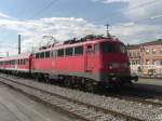 110 316-7 ist soeben aus Mnchen kommend in den Rosenheimer  Bahnhof eingefahren.