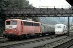 110 217-7 mit Schülerzug und ICE 1 in Geislingen/Steige am 15.08.1996.