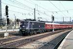 110.3 mit Schlaf- und Liegewagenzug in Ulm am 17.04.1982.