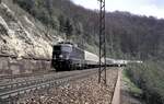 110 479-3 mit D-Zug auf der Geislinger Steige am 25.04.1981.