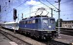 110 173-2 mit Nahverkehrszug (ex Silberlinge) in Stuttgart am 04.05.1993.