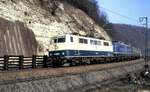 111 042-8 und eine 110.1 im Schlepp mit D-Zug auf der Geislinger Steige am 27.03.1982.