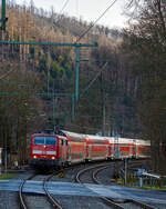 Die 111 168-1 (91 80 6111 168-1 D-DB) der DB Regio NRW erreicht mit dem RE 9 rsx - Rhein-Sieg-Express (Aachen – Köln – Siegen) am 17.01.2023 den Bahnhof Kirchen (Sieg).