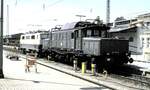 111 041-0 schleppt 194 160-8 durch den Bahnhof in Passau am 02.08.1986.
