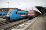 2463 023 und 111 148-3 warten jeweils mit ihren Personzügen auf Abfahrt in Treuchtlingen.