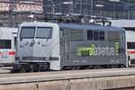 E-Lok 111 222-6, von railadventure, steht am Ende eines Bahnsteiges im Hbf. von München abgestellt. 01.05.2025