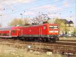 112 165-6 schiebt den RE1 Magdeburg in den Bahnhof Eisenhttenstadt.