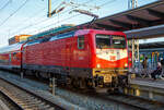 Die 112 101-1 (91 80 6112 101-1 D-DB) der DB Regio Nordost steht am 14.05.2022, mit dem RE 5 (Rostock – Stralsund – Berlin – Wünsdorf-Waldstadt), im Hbf Rostock zur Abfahrt bereit.

Die Lok wurde 1992 von AEG in Hennigsdorf unter der Fabriknummer 21477 gebaut und an die Deutsche Reichsbahn als DR 112 101-1 geliefert. Aus der Hennigsdorfer Lokschmiede LEW - VEB Lokomotivbau Elektrotechnische Werke „Hans Beimler“ Hennigsdorf wurde wieder von der AEG übernommen. DB und DR bestellten jeweils 45 Lokomotiven der Baureihe 112.1. Die an die DR gelieferten Maschinen bekamen die Betriebsnummern 112 101-1 – 112 145-8, die an die DB gelieferten die 112 146-6 – 112 190-4. Nach dem Zusammenschluss der beiden deutschen Bahnen zum 01.01.1994 zur DB AG wurden aus den DR Maschinen DB, so auch die 112 101-1.
