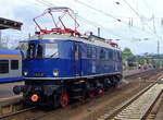 E18 047 (DB 118 047-0, eingestellt als 91 80 6118 047-0 D-MEG) fährt am 01. Mai 2010 durch den Bahnhof Bebra.

Die Schnellzug-Elektrolokomotive wurde 1939 bei AEG unter der Fabriknummer 5161 gebaut.
Die Elektrolokomotiven der Baureihe E 18 (ab 1968 DB-Baureihe 118), gehörten zu den schnellsten Elektrolokomotiven der Deutschen Reichsbahn-Gesellschaft (DRG). Sie erreichte eine Höchstgeschwindigkeit von 150 km/h. Achsanordnung ist 1 Do' 1
Die Maschine ist im Besitz des Verkehrsmuseums Nürnberg.

Lebenslauft und Bezeichnungen:
1939-1949: DRB E 18 047 (Deutsche Reichsbahn)
1949-1968: DB E 18 047
1968-1984: DB 118 047-0
1984-1997: als Museumslok DB E 18 047 (BSW-Gruppe Würzburg)
1997-2005:  E 18 047 (DB Museum)
seit 2005: E 18 047 (DB Museum Nürnberg, Außenstelle Halle/Saale, eingestellt durch die MEG - Mitteldeutsche Eisenbahn GmbH (DB Cargo Tochter)

Die Lokomotiven der Baureihe E 18 waren bestimmt zur Beförderung schwerer Schnellzüge mit hohen Geschwindigkeiten. Die Lokomotiven wurden für die neu elektrifizierten Strecken München-Stuttgart und München-Nürnberg-Leipzig-Berlin entwickelt.

Im normalen Schnellzugdienst konnten die Maschinen 935-t-Schnellzüge in der Ebene mit 140 km/h, 990-t-Züge bei 5 Promille mit 100 km/h, 600-t-Züge bei 10 Promille mit 100 km/h und 360-t-Züge bei 20 Promille mit 75 km/h befördern.

Viele Baugruppen, wie zum Beispiel die Motoren oder der AEG Federtopfantrieb, wurden von der E 04 übernommen. Der Lokkasten hingegen war eine Neuentwicklung, der den Grundsätzen der Aerodynamik und der Stromlinie Rechnung trug. Die E 18 hatte keinen genieteten, sondern einen geschweißten Fahrzeugrahmen. Die Laufachsen waren für die Laufruhe mit der jeweils ersten – verschiebbaren – Treibachse in einem AEG-Kleinow-Gestell zusammengefasst. Der Antrieb erfolgte über Federtöpfe. Jeder Radsatz wurde über den verstärkt ausgeführte Kleinow-Federtopfantriebe von hochgelagerten Gestellmotoren Typ EKB860 angetrieben. Die ursprünglichen der Stirnfront angepassten Leuchten wurden bei der DB bis auf wenige Ausnahmen durch Einheitsleuchten ersetzt. 

Bedingt durch den Zweiten Weltkrieg wurde die weitere Beschaffung der E 18 zugunsten der wichtigeren Kriegsloks E 44 und E 94 eingestellt. Bis Kriegsende wurden daher nur 53 Lokomotiven gebaut. Nach dem Krieg verblieben bei der Deutschen Bundesbahn 41 Lokomotiven, die weiterhin im Schnellzugdienst eingesetzt wurden. Obwohl die Lokomotiven sich erwartungsgemäß gut bewährten und gute Laufeigenschaften auf geraden Strecken hatten, konnten sie im Bogenlauf nicht überzeugen und dieser war durch Reibung sogar teilweise ruckartig. Die optimale Einstellung der Hohlwellen und gute Wartung verbesserten die Laufgüte der Loks. Auch der spätere Einbau von Gummi-Parabelfedern statt der Federtöpfe brachte eine Verbesserung.

Mitte der sechziger Jahre wurden die leistungsfähigen Lokomotiven durch die neu in Auslieferung befindlichen E 10 verdrängt. Die Loks wurden nun vermehrt im Nahverkehr eingesetzt, was der Schnellzuglok nicht sonderlich bekam. Die Schäden an Schaltwerk und Bremse häuften sich. In den siebziger Jahren erhielten einige E 18 die Vorrüstung für die automatische Kupplung. Es wurden sogenannte Verschleißpufferbohlen angebracht, die das elegante Aussehen der Loks nachteilig beeinflussten. 

TECHNISCHE DATEHN:
Spurweite:  1435 mm (Normalspur) 
Achsformel:  1'Do1'
Länge über Puffer:  16.920 mm
Achsabstände: 2.800 / 2.100 / 3.000/  2.100 / 2.800 mm
Treibraddurchmesser: 	1.600 mm
Laufraddurchmesser: 	1.000 mm
Dienstgewicht:  108,5 t
Radsatzfahrmasse:  18,1 t
Höchstgeschwindigkeit:  150 km/h
Stundenleistung:  3.040 kW
Dauerleistung:  2.840 kW
Anfahrzugkraft:  206 kN
Treibraddurchmesser:  1.600 mm
Stromsystem:  15 kV 16 2/3 Hz AC
Anzahl der Fahrmotoren:  4 (Gestellmotore Typ EKB86
Antrieb:  Kleinow-Federtopfantrieb
Kupplungsart: Schraubenkupplung
