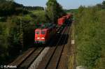 139 557-3 zieht bei Lohhof ein Containerzug.