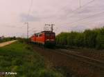 140 833-5 und 739 ziehen bei Obertraubling ein Stahlzug.