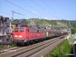 140 838-4 durchfhrt Oberwesel mit ein kurzen gemischten Gterzug.