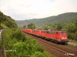 138 255-4 hngt am Schluss vom Lokzug bei Bacharach.