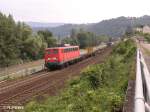 140 382-3 verlsst Bacharach mit einem Containerzug.