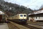 BR 139/396427/an-einem-apriltag-anfang-der-1980er An einem Apriltag Anfang der 1980er Jahre fährt 139 556-5 in den Bahnhof Triberg ein