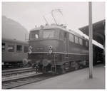 BR 140/718751/als-db-lokomotiven-bei-den-sbb-fuhren Als DB-Lokomotiven bei den SBB fuhren: Die E40 244 abfahrbereit in Interlaken Ost. 9.Juli 1964 