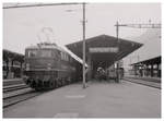 Als DB-Lokomotiven bei den SBB fuhren: E40 244 in Interlaken Ost. Schön sichtbar der SBB-Pantograph. 9.Juli 1964 