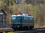 BR 140/743416/eigentlich-ist-karfreitag-aber-es-faehrt Eigentlich ist Karfreitag, aber es fährt trotzdem viel und außergewöhnliches auf der Siegstrecke...
Im Ursprungszustand die E 40 128 bzw. 140 128-0 (91 80 6 140 128-0 D-DB) vom DB Museum fährt am 02.04.2021, als Tfzf (Triebfahrzeugfahrt) bzw. Lz (Lokzug), durch Betzdorf (Sieg) in Richtung Siegen. Die Lok war auf dem Weg nach Crailsheim.

Die Lok wurde 1959 von Krauss Maffei unter der Fabriknummer 18539 gebaut, der elektrische Teil ist von den Siemens Schuckertwerke, und an die Deutschen Bundesbahn als E40 128 geliefert. Zum 01.01.1968 erfolgte die Umzeichnung in DB 140 128-0. Aus dem aktiven Dienst schied sie 2005 aus und ging ins DB Museum Koblenz-Lützel. Die Lok befindet sich als E40 128 im Ursprungszustand (chromoxidgrün)

Die ab dem Jahr 1968 als Baureihe 140 geführten Loks sind technisch gesehen eine E 10.1 ohne elektrische Bremse, jedoch mit geänderter Übersetzung des Getriebes.
Mit 879 Exemplaren ist die E 40 die meistgebaute Type des Einheitselektrolokprogramms der Deutschen Bundesbahn. Ihre zulässige Höchstgeschwindigkeit betrug am Anfang entsprechend ihrem vorgesehenen Einsatzgebiet im mittelschweren Güterzugdienst 100 km/h, diese wurde im Juni 1969 jedoch auf 110 km/h erhöht, um die Züge zu beschleunigen und die Loks auch besser im Personen-Berufsverkehr einsetzen zu können.

TECHNISCHE DATEN:
Spurweite: 1.435 mm
Achsanordnung: Bo´Bo´
Länge über Puffer: 16.440 mm
Drehzapfenabstand: 7.900 mm
Achsstand in den Drehgestellen: 3.400 mm
Gesamtachsstand: 11.300 mm
Treibrad-Durchmesser: 1.250 mm
Dienstgewicht:  86t
Achslast: 21,5t
Zulässige Höchstgeschwindigkeit: 110 Km/h
Stromsystem: Einphasen-Wechselstrom 15 000 V, 16 ²/₃ Hz
Nennleistung: 3.700 kW (5.032 PS)
Zugkraft: 336 kN
Nennleistung Trafo: 4040 kVA
Anzahl Fahrstufen:  28
Anzahl Fahrmotoren:  4
Fahrmotor-Typ: SSW WB 372

Beschaffungskosten:  ca. 1.226.000 DM