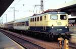 141 378-0 mit türkisgrünem Dach und Pop- und SBB-Wagen in Nürnberg am 25.06.1982.