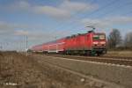 143 095-8 schiebt ein RE Halle bei Leipzig-Halle Flughafen.