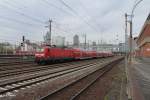 143 825-8 verlsst Frankfurt/Main mit einem Sandwitch den Frankfurter HBF.