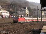 Nachschuss von 143 125-3 die ihre RB aus dem Bahnhof schiebt.