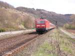 143 076 schiebt eine RB nach Wrzburg durchs Maintal bei Gambach.