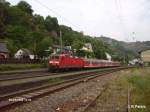 143 833-2 verlsst Bacharach mit einer RB Mainz.