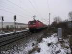 143 017-2 schiebt die RB 32517 Regensburg – Eggmhl in den Bahnhof Obertraubling.