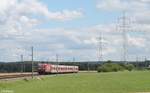 143 045 schiebt die S2 Roth - Altdorf bei Nürnberg zwischen Winkelhaid und Ludersheim.