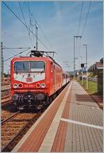 BR 143/766753/ein-jahr-davor-stand-noch-die Ein Jahr davor stand noch die DB 142 145-1 mit n-Wagen im RB Verkehr von Weil am Rhein nach Lörrach. 
Analogbild. 
Weil am Rhein, den 22. August 2002