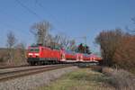 143 803 war am 24. März 2021 mit einem gedrehten RE20 auf dem Weg von Frankfurt Hbf nach Limburg(Lahn) und wurde dabei in der Einfahrt von Eschhofen aufgenommen. Grund für die gedrehte Garnitur war, dass der Zug am Vortag wegen Personen im Gleis zunächst nach Frankfurt-Niederrad gefahren ist; dort Kopf gemacht hat und dann schließlich mit Lok voraus nach Limburg gefahren ist. Zeit für eine Drehfahrt ist lediglich in der Abstellung in Frankfurt möglich, weshalb eine gedrehte Garnitur meistens dann auch 2-3 Tage unterwegs ist. 