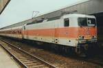 Am 16 April 1998 steht 143 635 mit ein S-Bahn in Essen Hbf.